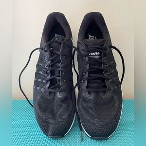 Used Men’s Black and White Nikes
